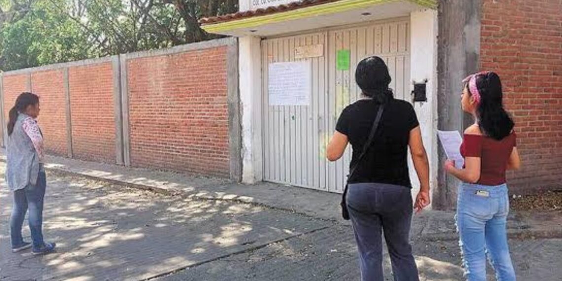 Estudiante de secundaria amenaza a sus compañeros con una pistola en Morelos