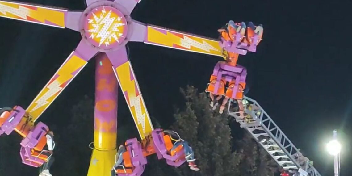 Personas quedan atrapadas en juego mecánico tras falla en Coacalco