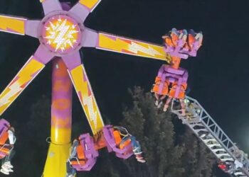 Personas quedan atrapadas en juego mecánico tras falla en Coacalco