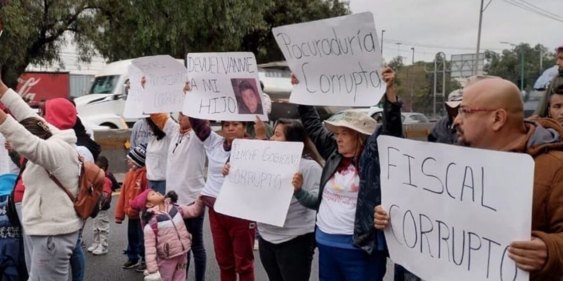 Bloqueo causa caos en la México-Querérato por desaparación de un joven