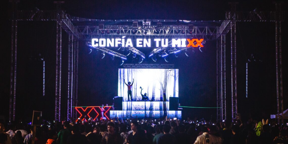 ¡Confía en tu MIXX y prepárate para una experiencia intergaláctica! Dos Equis® te invita a Neon Planet Festival