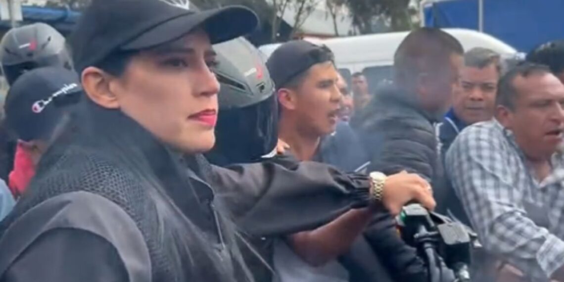 Llevan motos del equipo de Sandra Cuevas al corralón