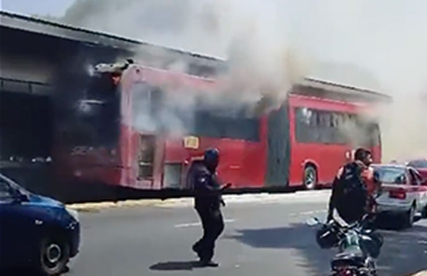 Se incendia unidad del  Metrobus en la estación UPIICSA de la Linea 2