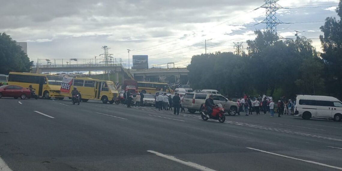 Transportistas bloquean varias vialidades en el Edomex; exigen cese de extorsiones