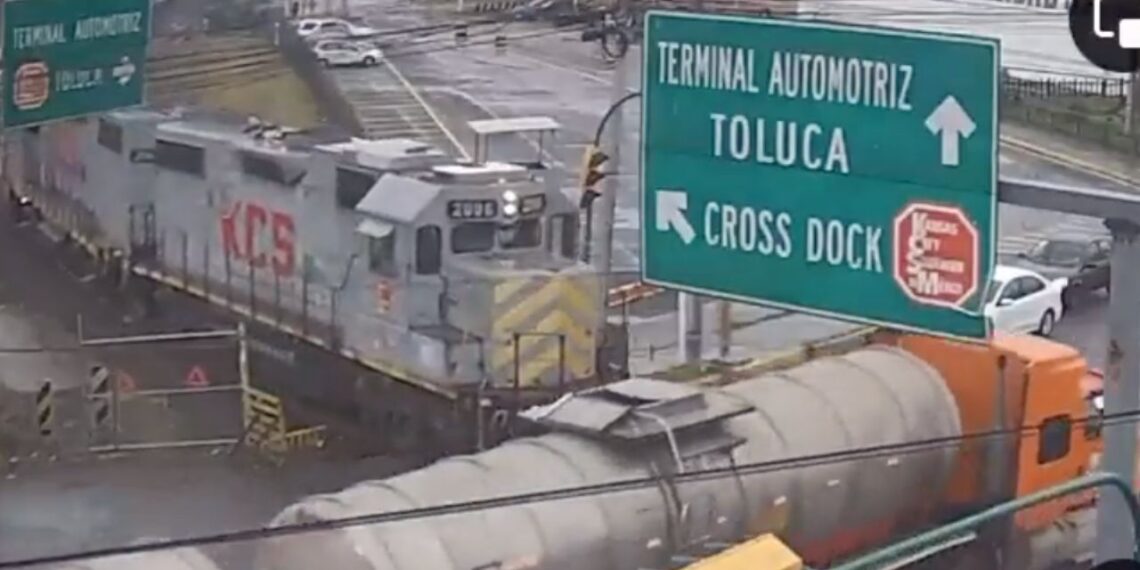 Tren ebiste pipa de gasolina que intentó ganarle el paso en Toluca
