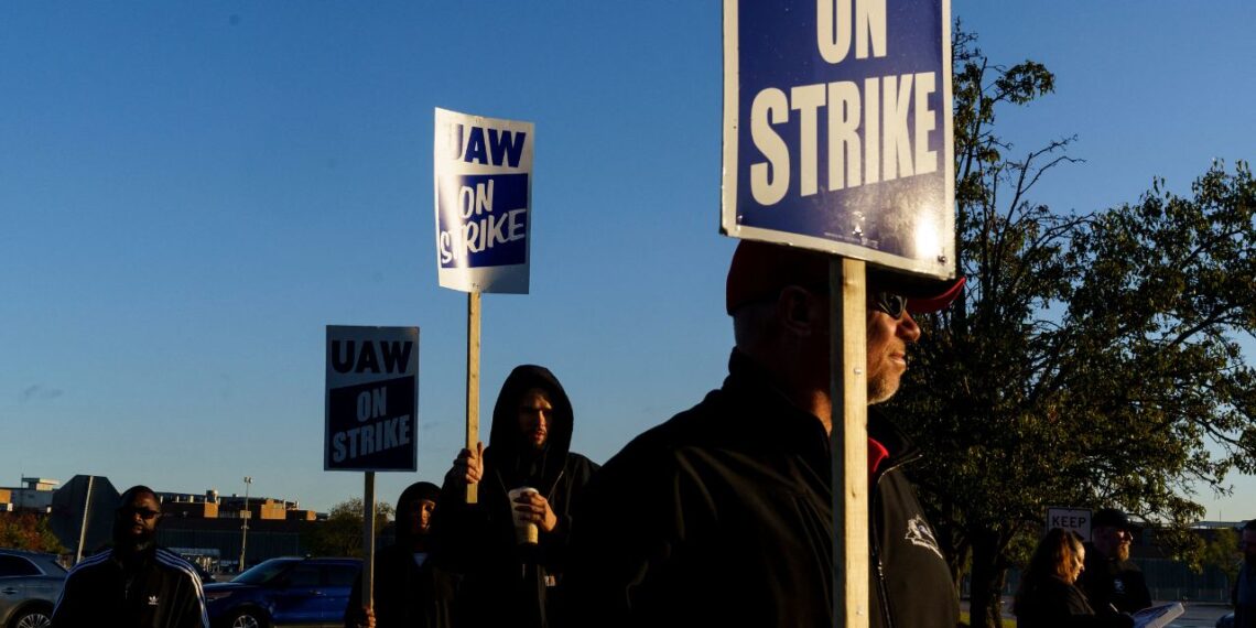 GM eleva oferta salarial a trabajadores en huelga en EUA