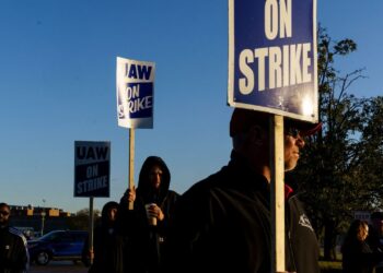 GM eleva oferta salarial a trabajadores en huelga en EUA
