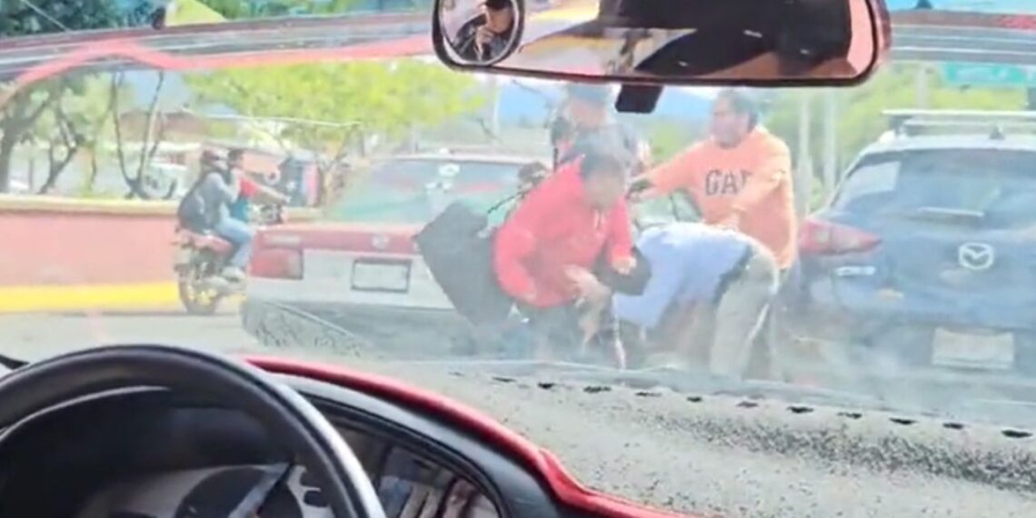 Taxista da golpiza a abuelito en calles de Oaxaca