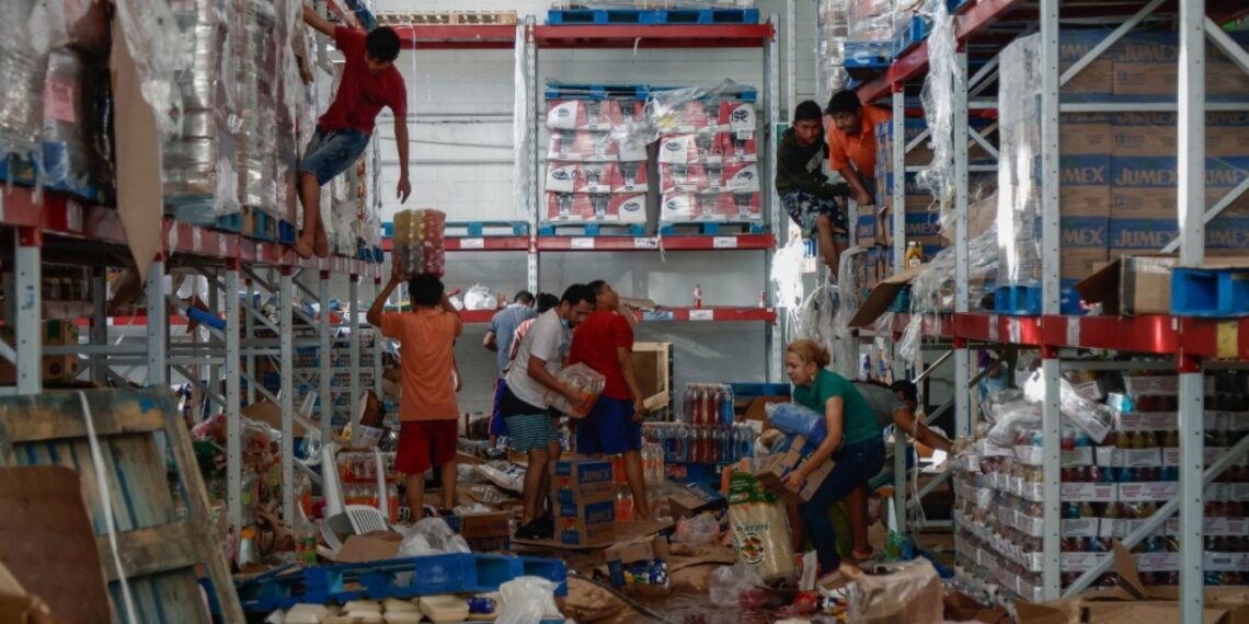 AMLO justifica rapiña en Acapulco por “Otis”: “Era la emergencia”