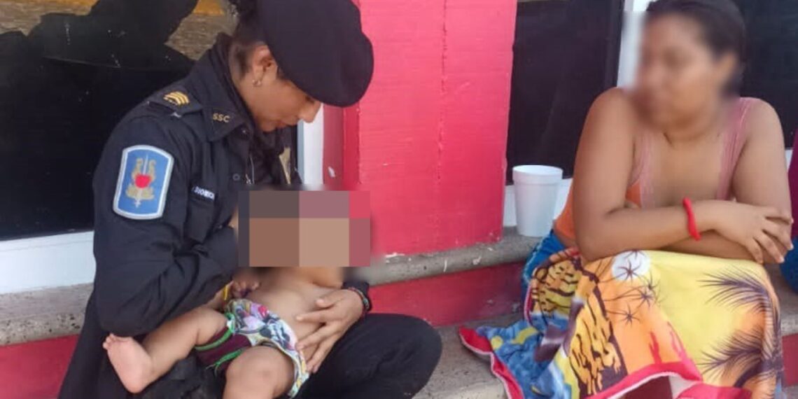 Acapulco: Policía amamanta a bebé que llevaba sin comer dos días
