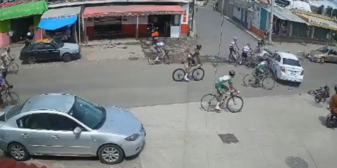 Conductor provoca carambola de ciclistas en Puebla