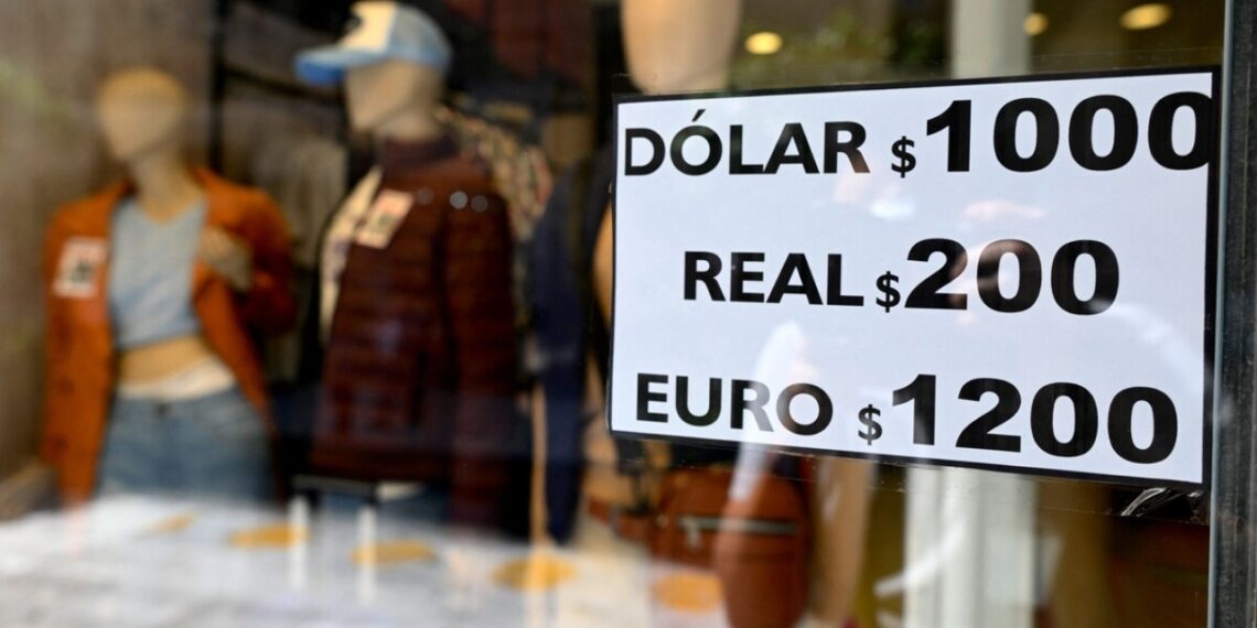 Dólar se dispara a días de las presidenciales en Argentina