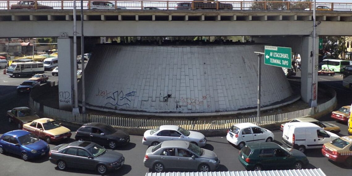 Mujer se avienta desde un tráiler en la calzada Zaragoza y muere atropellada