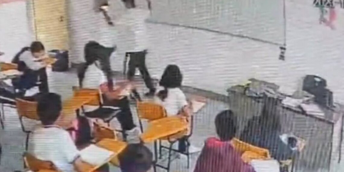 Estudiante apuñala a su maestra en plena clase en Coahuila