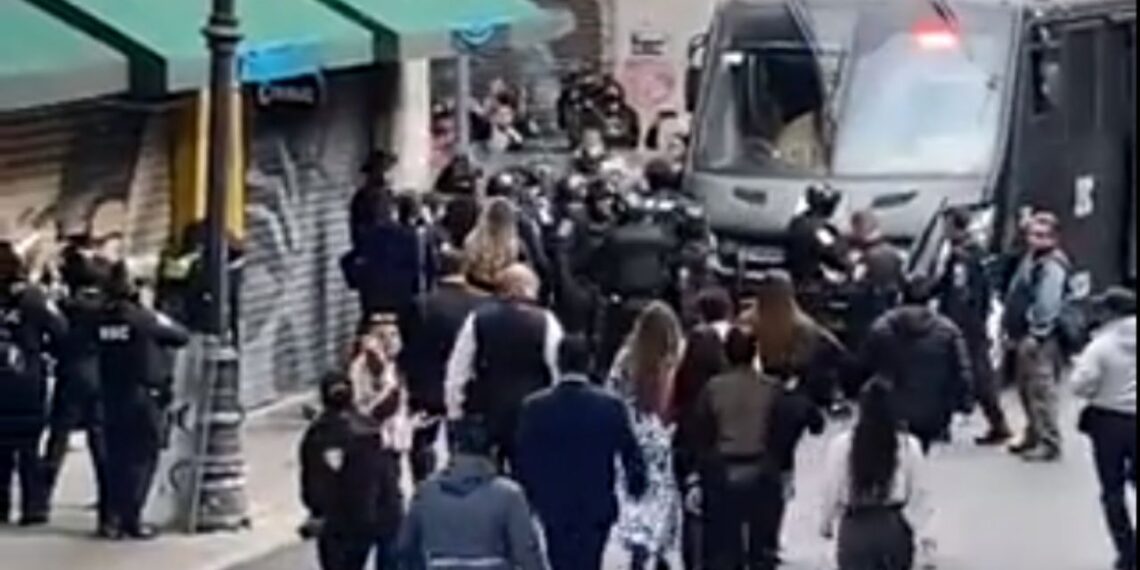Feministas y policías se enfrentan en Congreso de CDMX