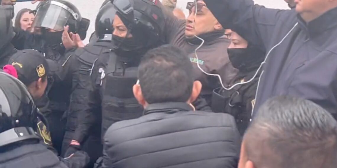 Policía de SSC agrede a manifestantes frente a Fiscalía CDMX