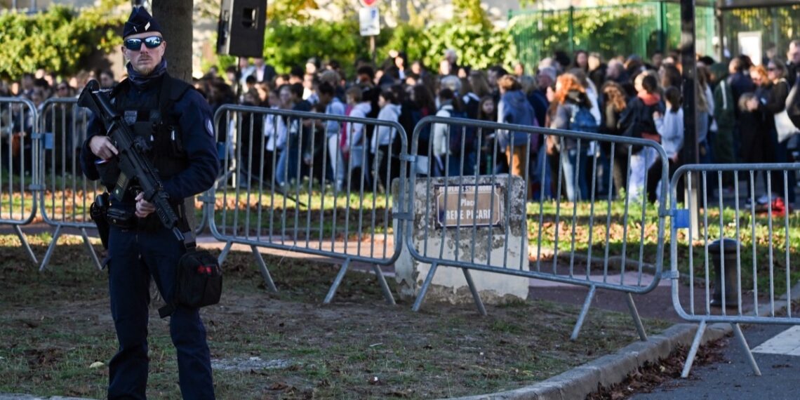 Francia: Amenaza de bomba en escuela donde mataron a profesor la semana pasada