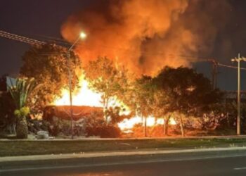 Incendio en mercado 25 de Julio en la GAM quema 7 locales
