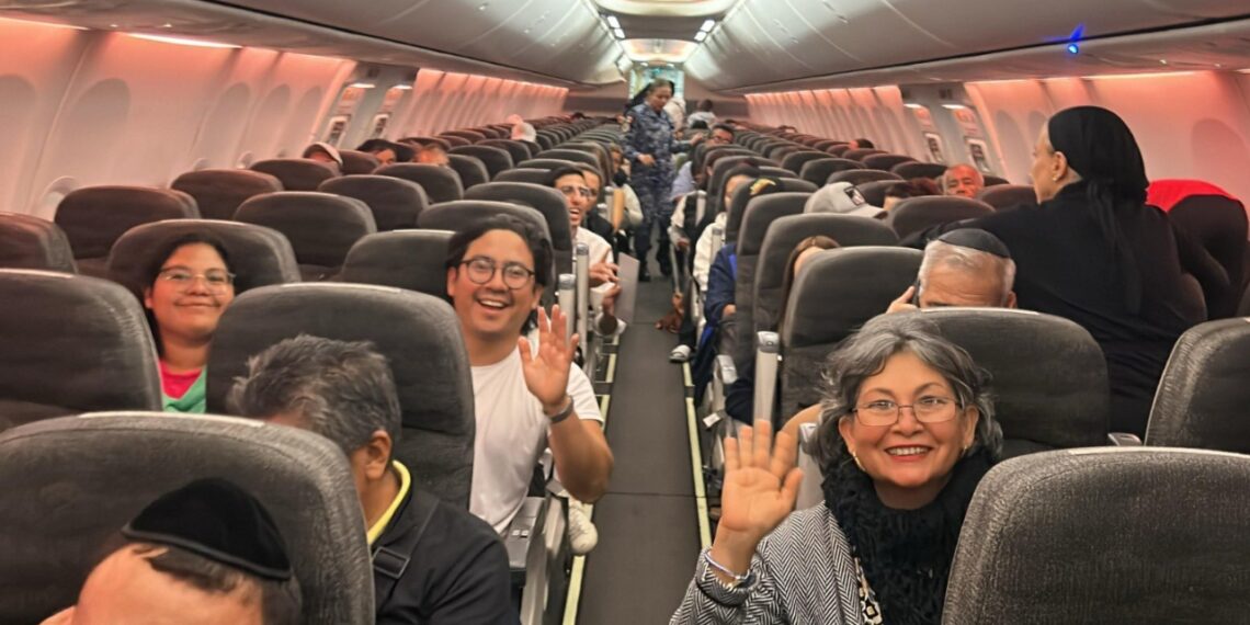 Vuelo humanitario trae de regreso a casa a 135 connacionales de Israel: Bárcena