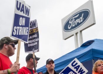 Los 3 mayores fabricantes de autos de EUA alcanzan acuerdos para terminar huelga