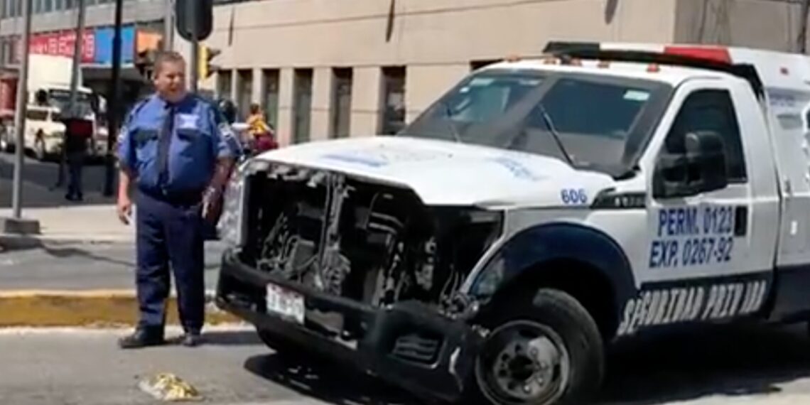 Unidad de Metrobús y camioneta de valores chocan en Balderas