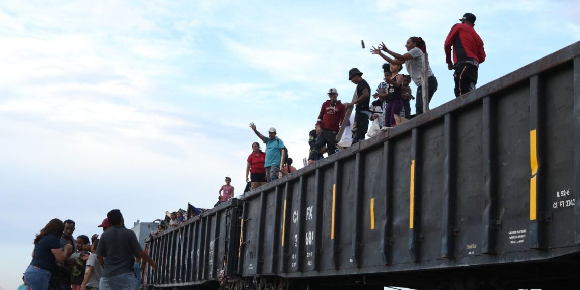 INM contrata vuelos chárter para transportar migrantes