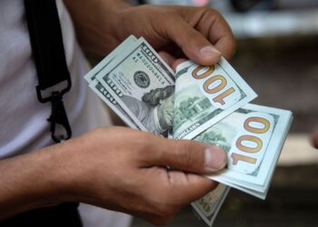 El Dólar se vende en 18.03 pesos
