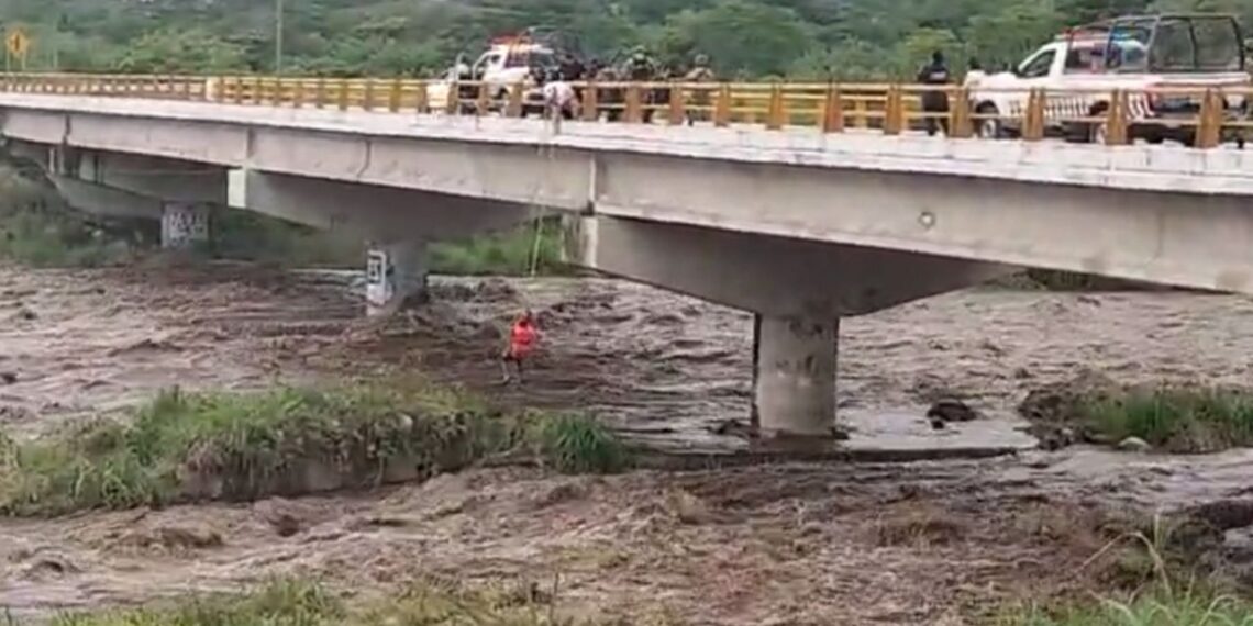 Rescatan a jóvenes atrapados en Río de Mapastepec, Chiapas