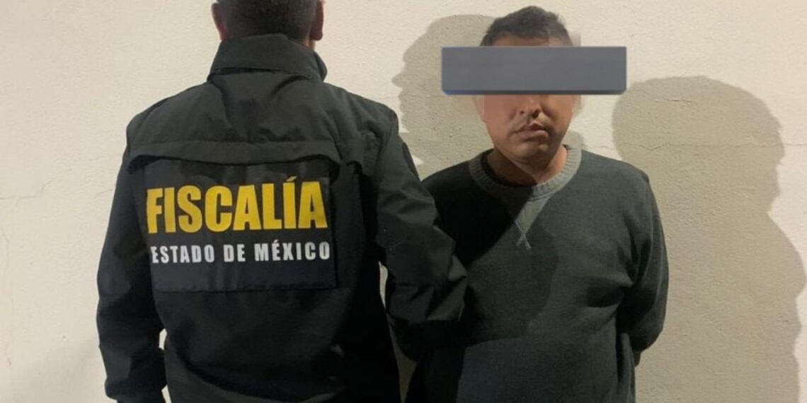 Detienen a sujeto por masturbarse junto a mujer en camión de Chalco