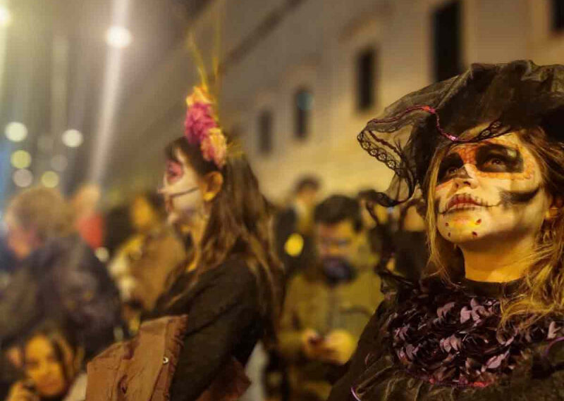 Catrinas se apoderan de las calles de Madrid con todo y mariachi