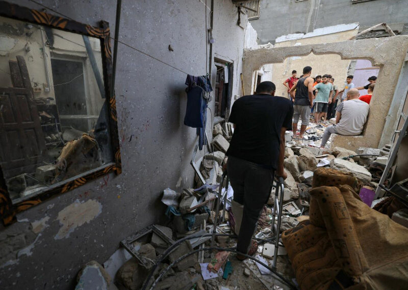 Bombardean convoy de ambulancias afuera de hospital en Gaza; Hamás responsabiliza a Israel