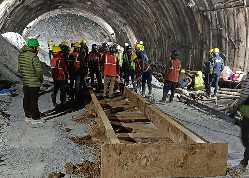 Siguen labores de rescate para salvar a 40 obreros atrapados en un túnel en India