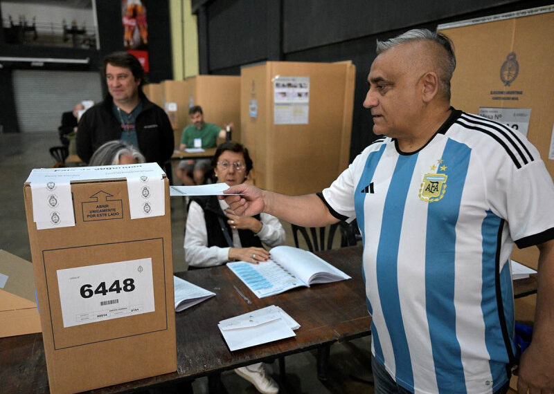 Argentina busca una salida en las reñidas presidenciales entre Massa y Milei
