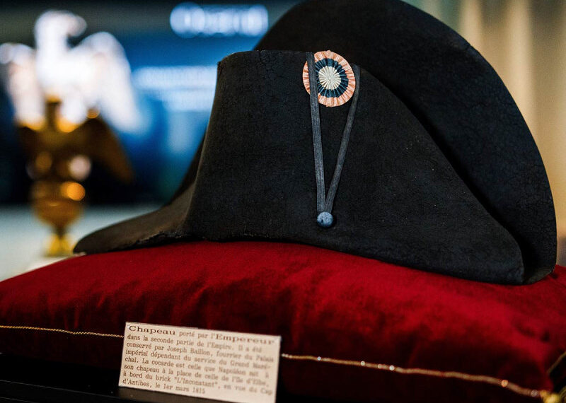 Sombrero de Napoleón supera 2 millones de dólares en subasta en Francia