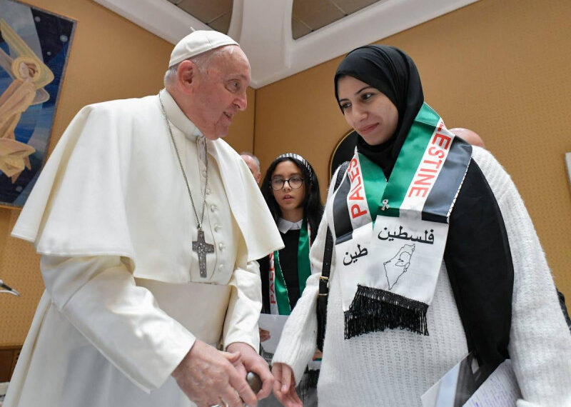 Papa Francisco se reúne con familiares de rehenes de Hamás y presos palestinos