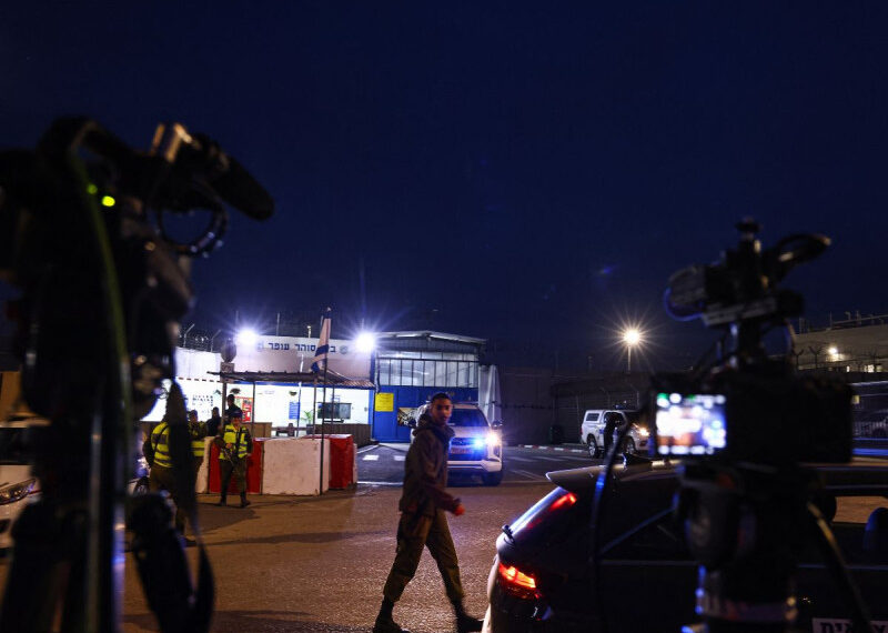 Hamás retrasa entrega de rehenes; acusa a Israel de no respetar acuerdo de tregua