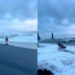 Turistas casi son devorados por el mar al intentar foto en la playa más peligrosa de Islandia
