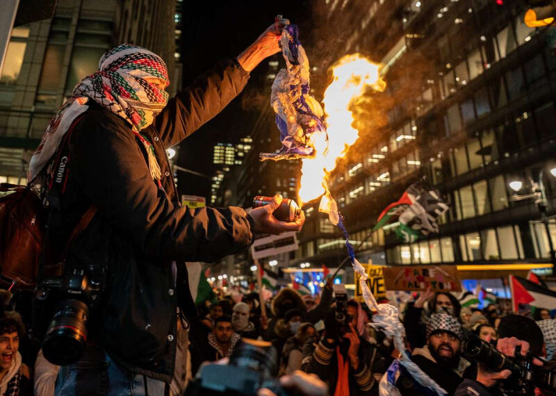 Marcha pro-palestina irrumpe en el encendido de árbol del Rockefeller Center de Nueva York