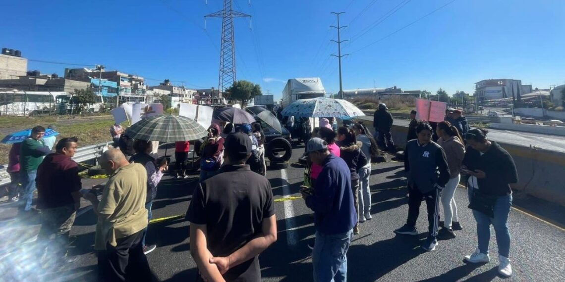 Bloquean la autopista Chamapa-Lechería por falta de agua