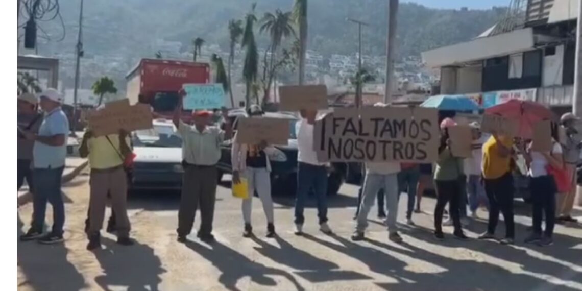 Por tercer día consecutivo damnificados por ‘Otis’ bloquean Costera Miguel Alemán