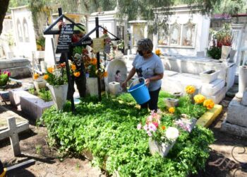 Día de Todos los Santos: Cientos en CDMX llegan al panteón a visitar a sus seres queridos