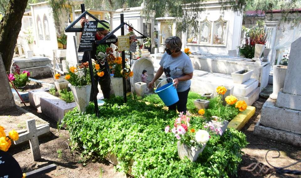 Día de Todos los Santos: Cientos en CDMX llegan al panteón a visitar a sus seres queridos