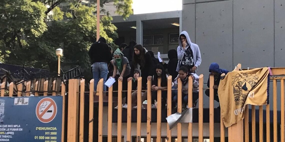 Prepa 8 de la UNAM sigue tomada por encapuchados