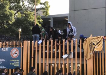 Prepa 8 de la UNAM sigue tomada por encapuchados