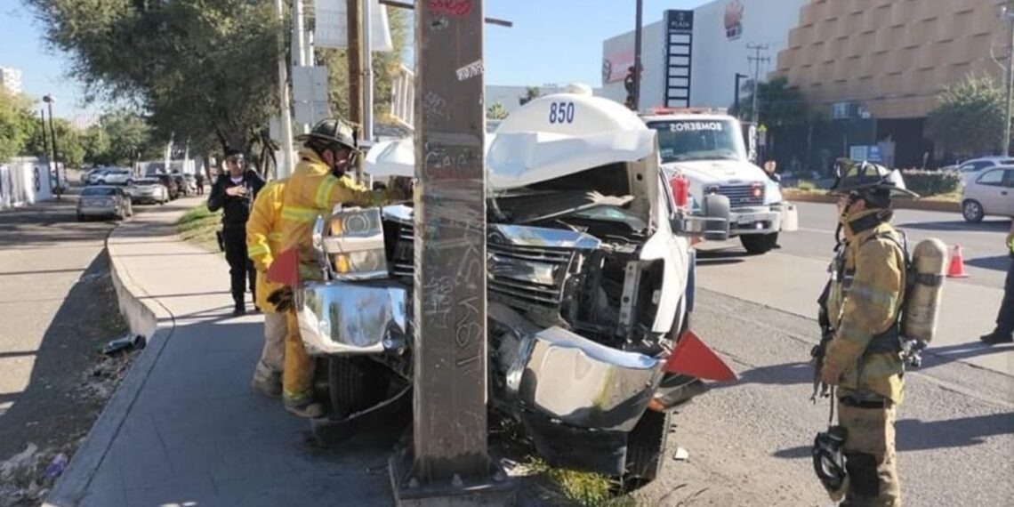 Evacuan bachillerato tras choque de pipa con gas LP en Querétaro