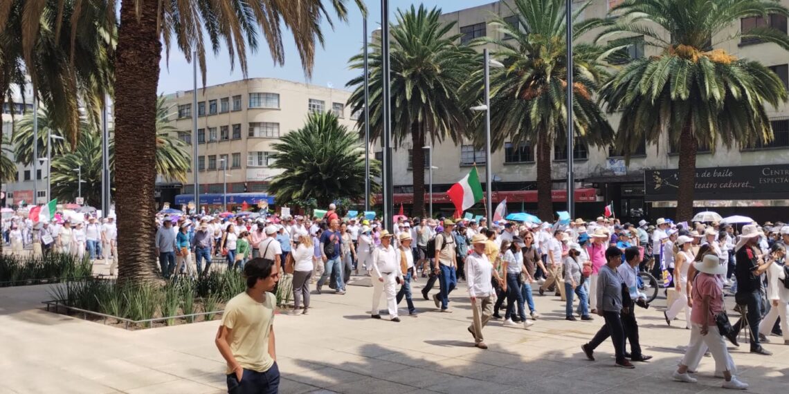 Fundación por la Defensa de la Democracia Mexicana, lanzó un llamado para rescatar a la República de un gobierno fallido
