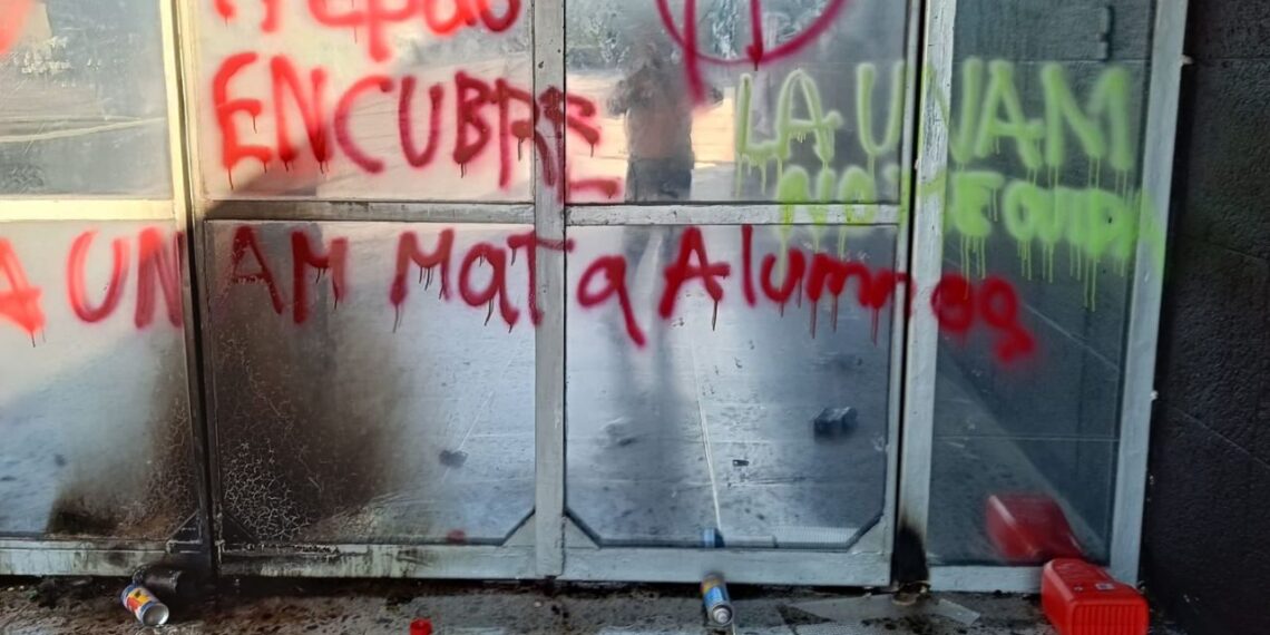 Encapuchados intentan prenderle fuego a la puerta principal de Rectoría de la UNAM