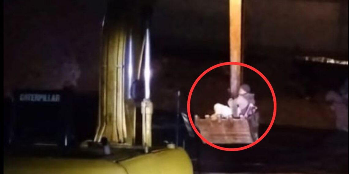 Rescatan a joven con maquinaria tras quedar debajo de escombros en Hidalgo