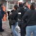 Policías y vendedores ambulantes se pelean a golpes en metro Chabacano