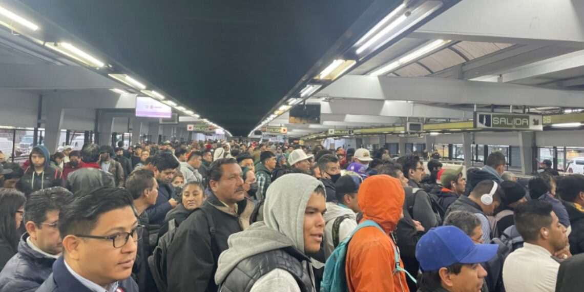 Trenes detenidos y demoras en el Metro; Línea 3 presenta retrasos